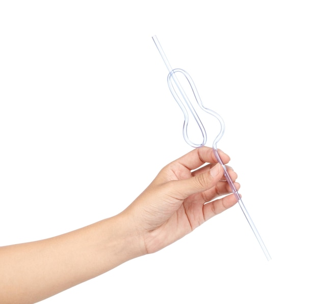 ruka držiaca ihlu a niť